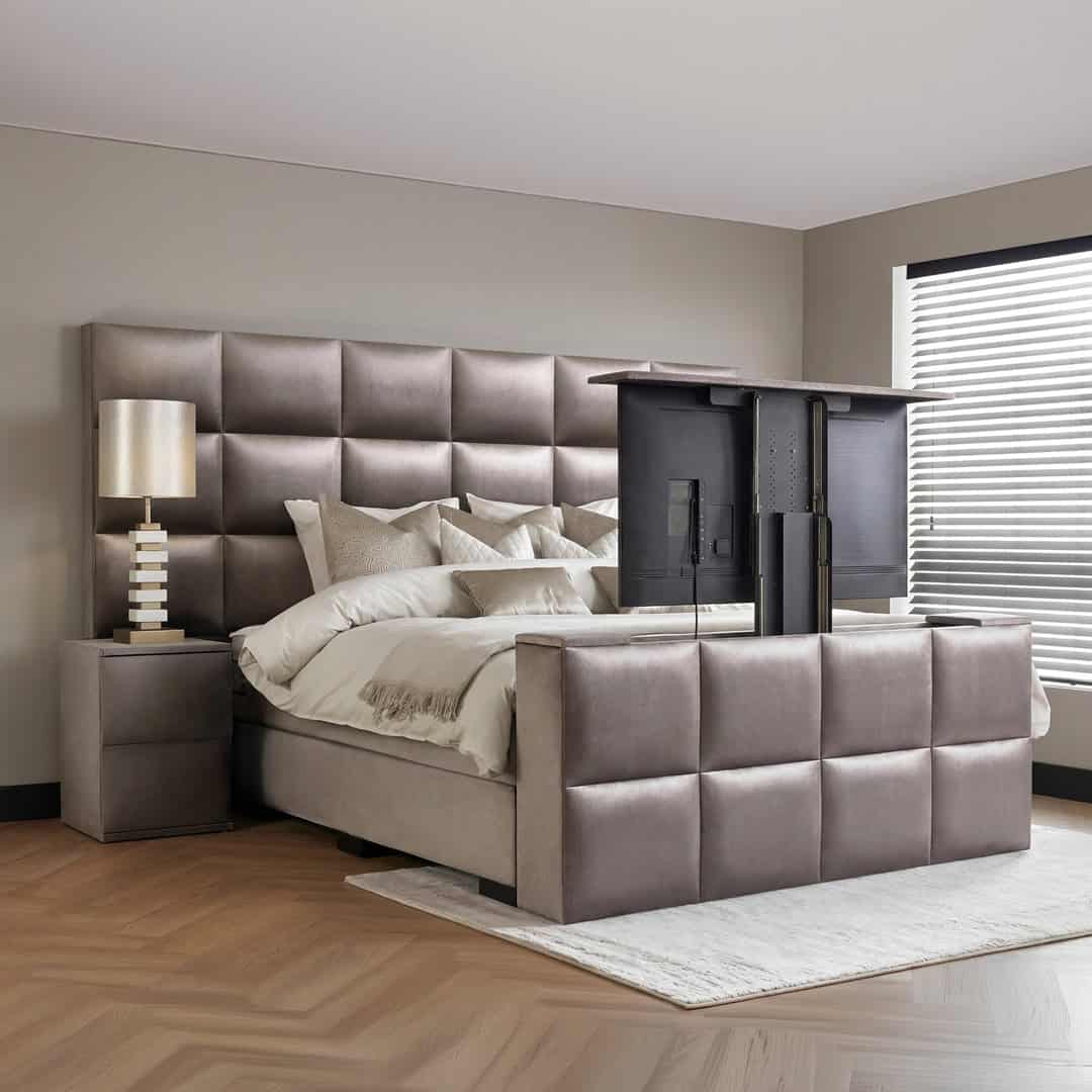 Boxspring Caesar met TV-lift luxe en robuust gestoffeerd bed met geïntegreerde televisie en krachtige moderne uitstraling