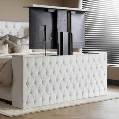 Tv-lift Maximus geknoopt met luxe stoffering en decoratieve knopen, passend bij het Maximus bed.