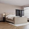 Boxspring Anna met TV Lift en stijlvol gestoffeerd hoofdbord in luxe slaapkamer