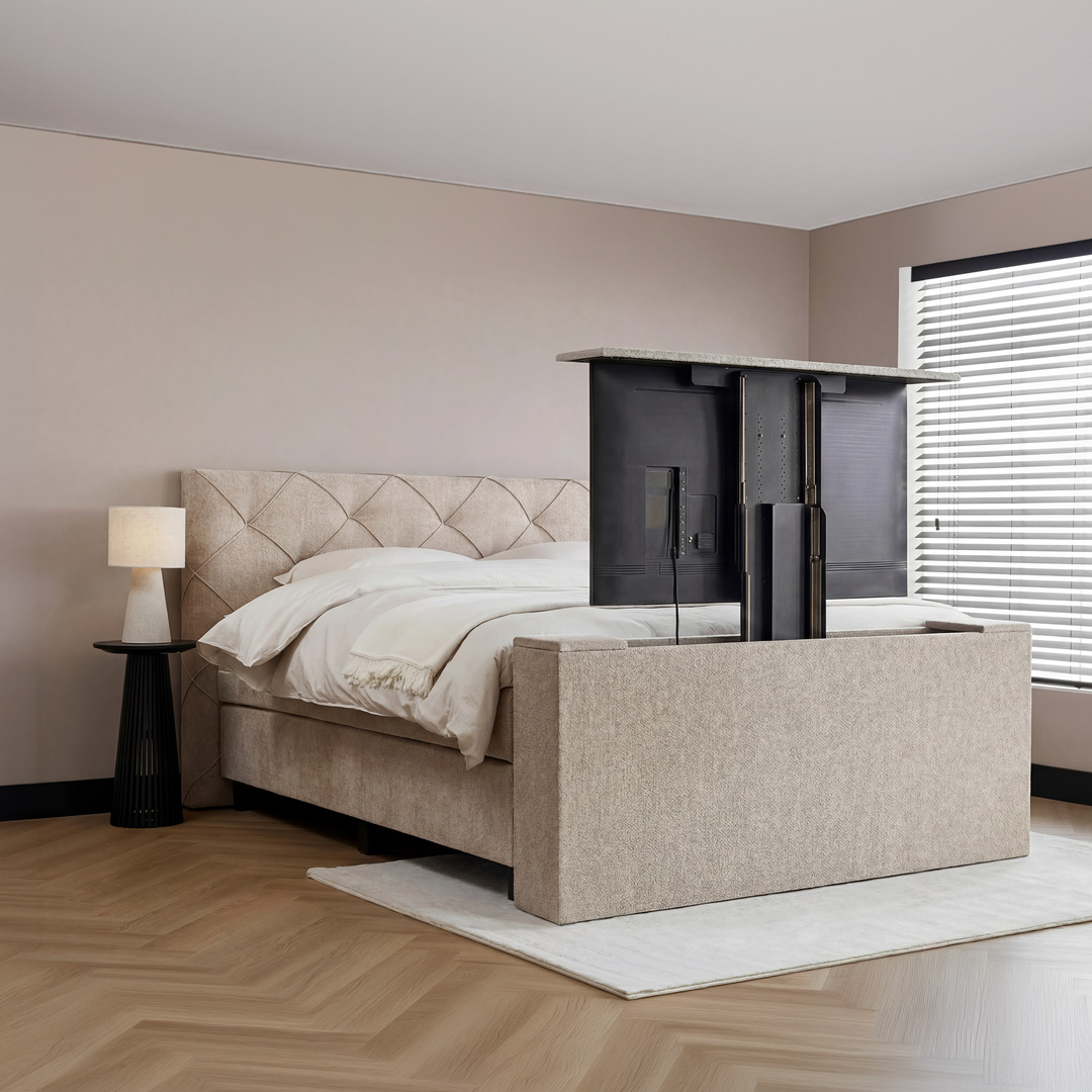 Boxspring Anna met TV Lift en stijlvol gestoffeerd hoofdbord in luxe slaapkamer