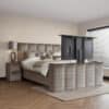 Boxspring Commodus met TV Lift met luxe klassiek design en elegante stoffering in moderne slaapkamer