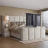 Boxspring Julius met TV Lift combineert modern design met luxe comfort. De geïntegreerde TV-lift zorgt voor extra gemak en een ontspannen slaapkamerervaring.