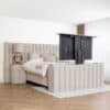 Boxspring Cleopatra met TV Lift en luxe klassiek gestoffeerd design in elegante slaapkamer