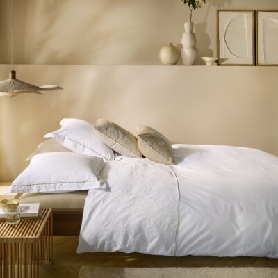 Dekbedovertrek Broderie Fleurie White katoen, een wit katoenen dekbedovertrek met subtiele broderie details dat zorgt voor een elegante en romantische uitstraling.