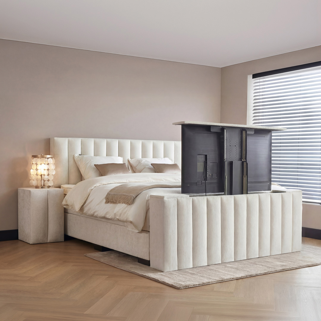 Boxspring met teddy bekleding en ingebouwde tv-lift in het voeteneinde