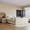 Boxspring Chester met TV Lift en karakteristiek Chesterfield hoofdbord