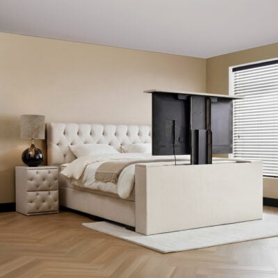 Boxspring Chester met TV Lift en karakteristiek Chesterfield hoofdbord