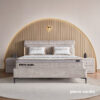 Opbergbed Cordoba van Pierre Cardin met gestoffeerd hoofdbord, modern design en geïntegreerde opbergruimte onder het matras, weergegeven in een stijlvolle slaapkamer.