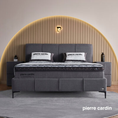 Bed met opbergruimte Leon van Pierre Cardin, modern tweepersoonsbed met geïntegreerde opberglades in het voeteneinde en zijkanten, strak en functioneel design.